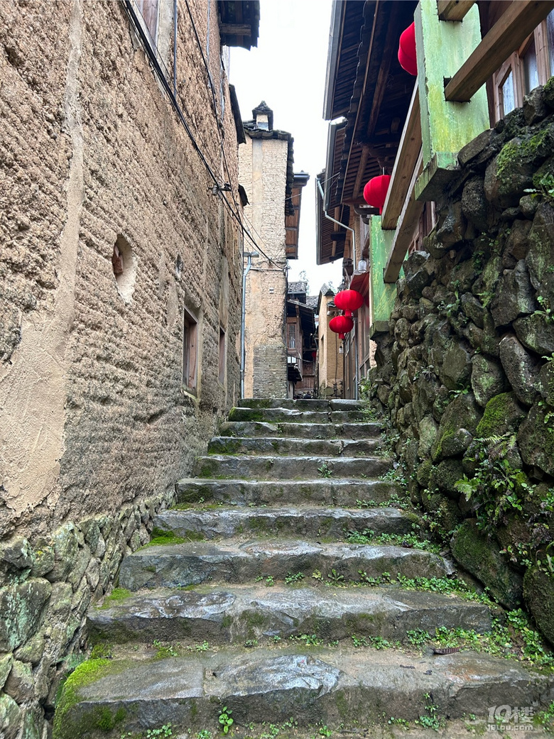 긣