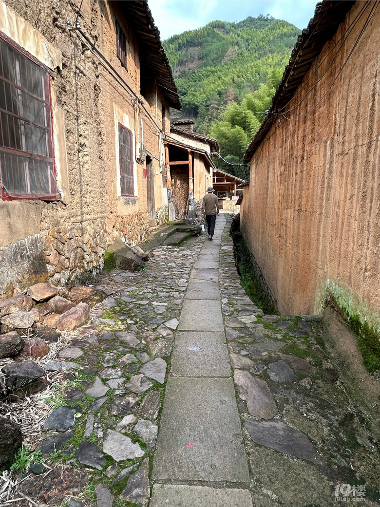 긣