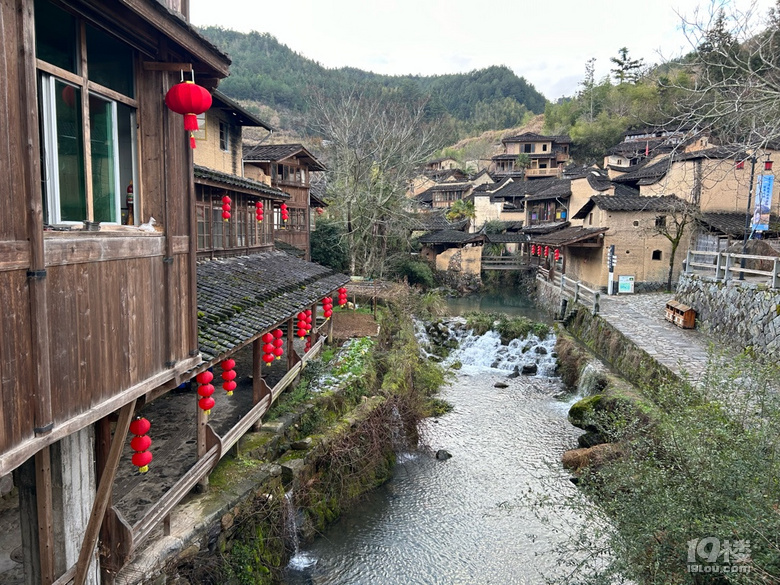 긣