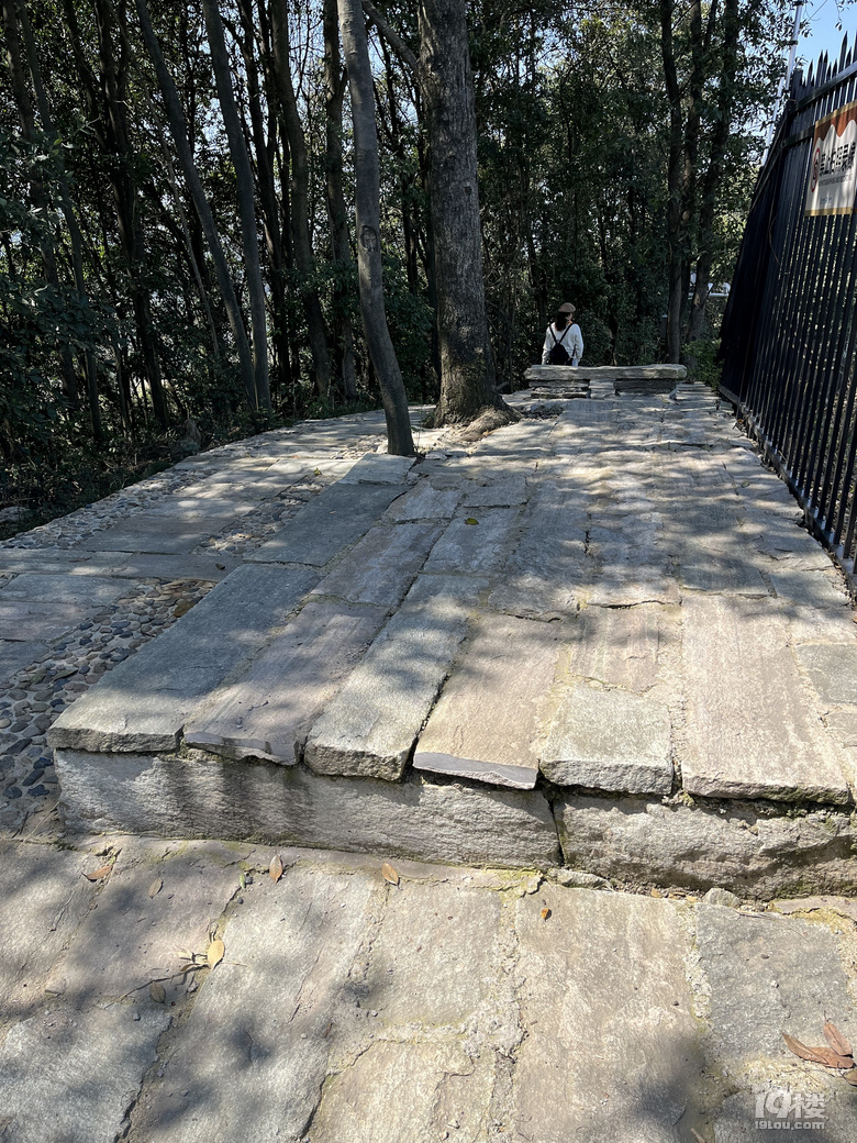 千島湖水就是從這個大碗流入杭州千家萬戶