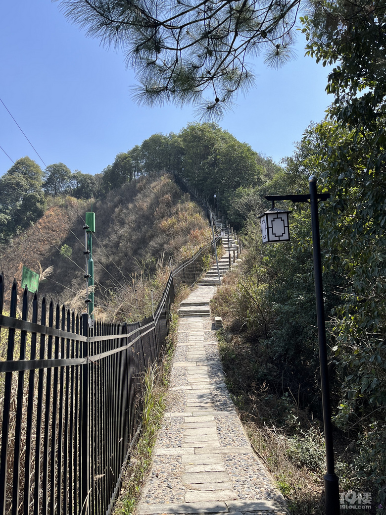 千島湖水就是從這個大碗流入杭州千家萬戶