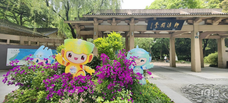 杭州亞運會越來越近了，西湖邊喜迎亞運氣氛越來越濃了.