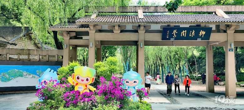杭州亞運會越來越近了，西湖邊喜迎亞運氣氛越來越濃了.