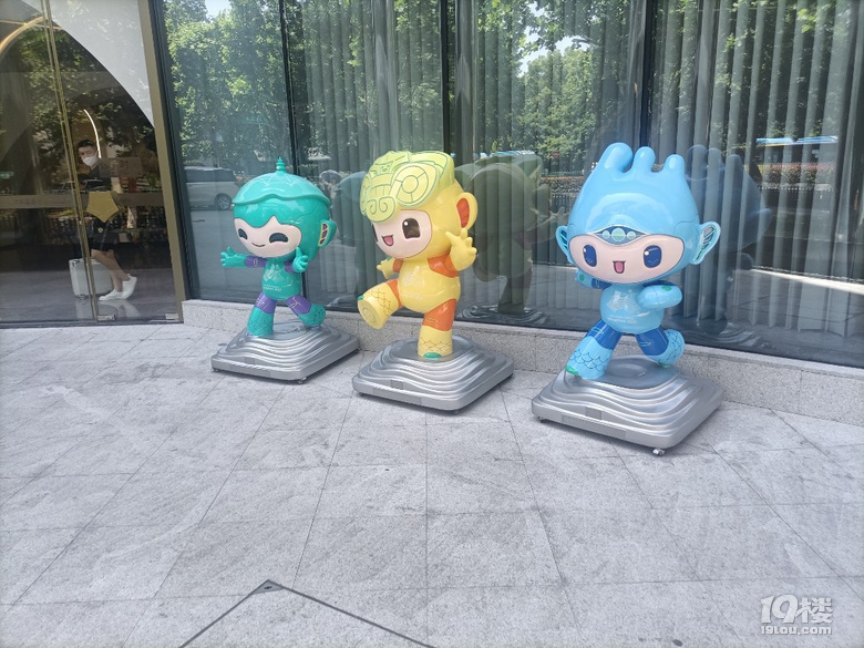 杭州亞運會越來越近了，西湖邊喜迎亞運氣氛越來越濃了.