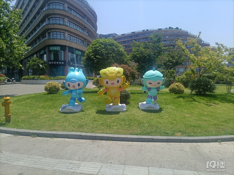 杭州亞運會越來越近了，西湖邊喜迎亞運氣氛越來越濃了.