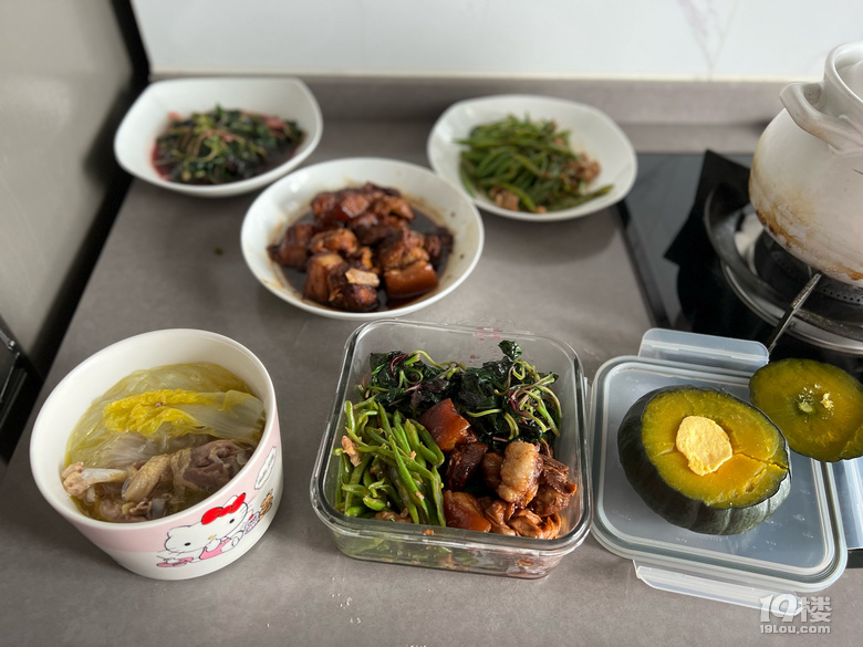 每天換花樣給老母親做飯飯