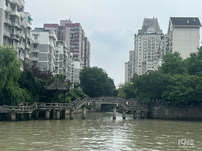 坐水上巴士1號(hào)線游京杭大運(yùn)河