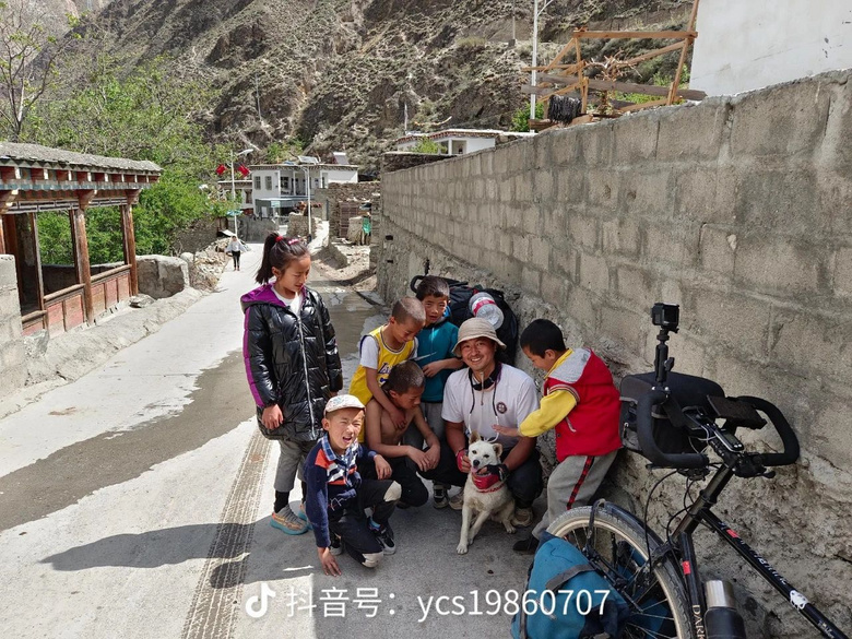 流浪狗跟小夫妻跑了200多公里，以為它想要個家，結果卻為了保