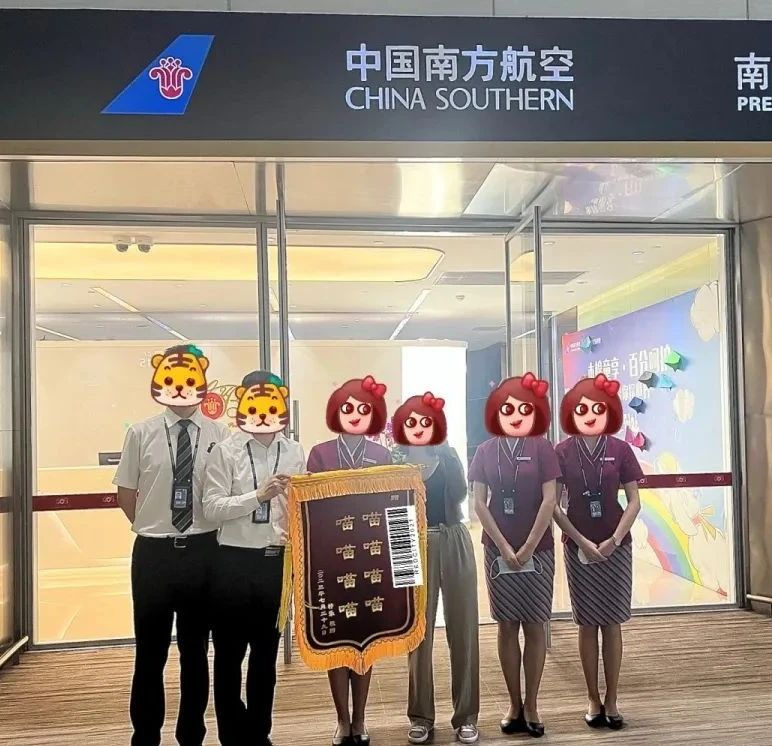 貓咪躲在行李箱跟主人去機場被攔，空姐見狀兩眼放光：你飛吧，我
