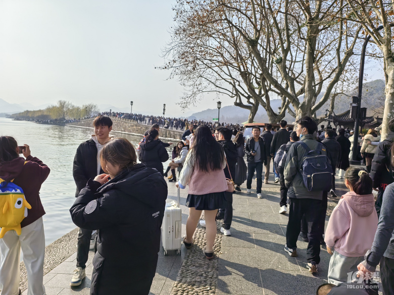 2023年最后一天，元旦小長假第二天，天氣晴好，冬日小陽春.