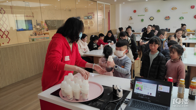 一起去丘比沙拉工廠了解沙拉是怎么制作的吧，還可以親手制作美食
