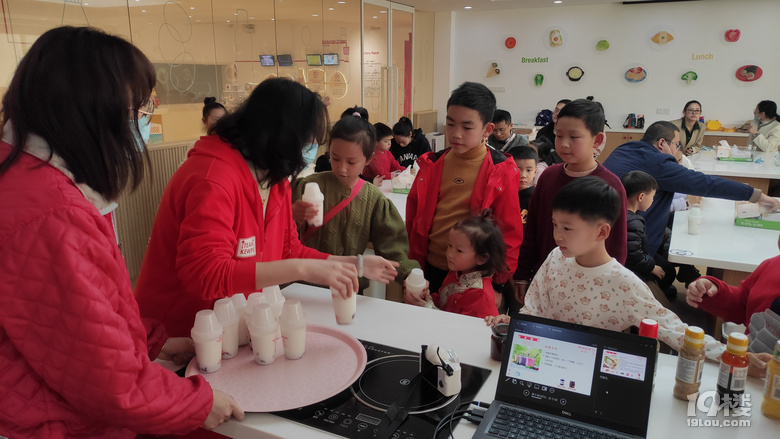一起去丘比沙拉工廠了解沙拉是怎么制作的吧，還可以親手制作美食