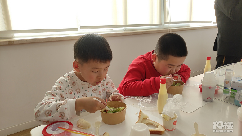 一起去丘比沙拉工廠了解沙拉是怎么制作的吧，還可以親手制作美食