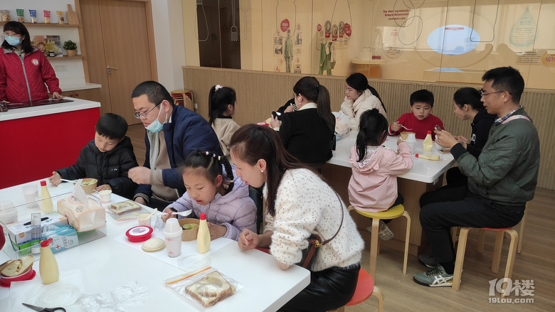 一起去丘比沙拉工廠了解沙拉是怎么制作的吧，還可以親手制作美食