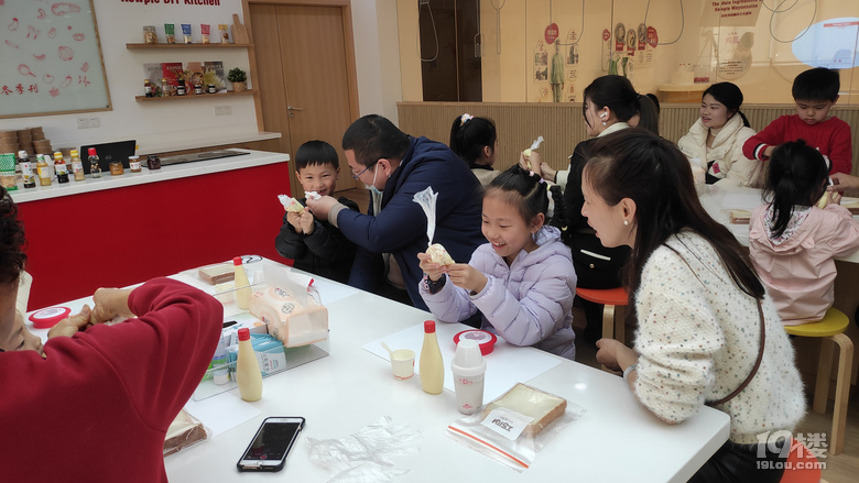 一起去丘比沙拉工廠了解沙拉是怎么制作的吧，還可以親手制作美食