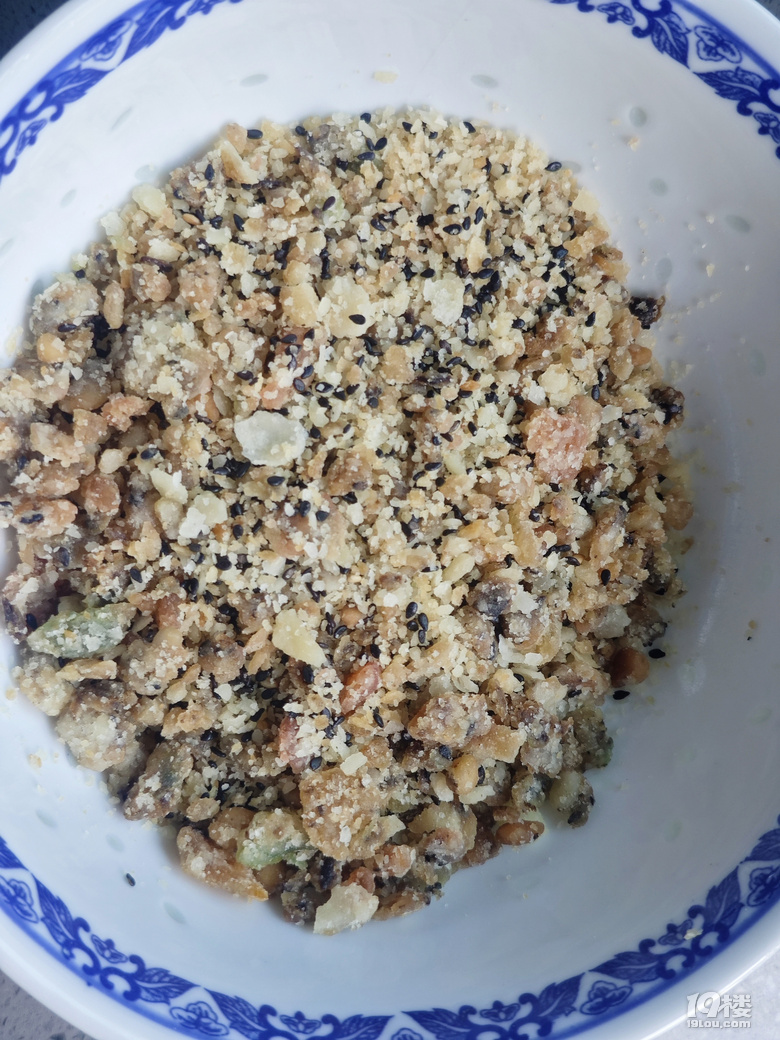 糯米餅（外面用紫蘇葉包著蒸）