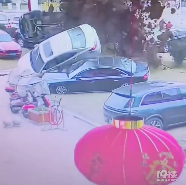 突發(fā)！男孩將鞭炮扔入化糞池引發(fā)爆炸，汽車被炸翻