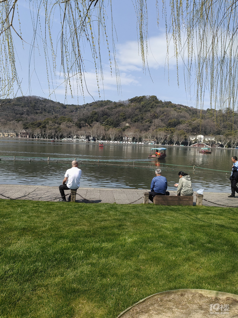 今天天氣太熱了，許多游客脫掉冬裝，穿上夏裝、短袖游西湖.
