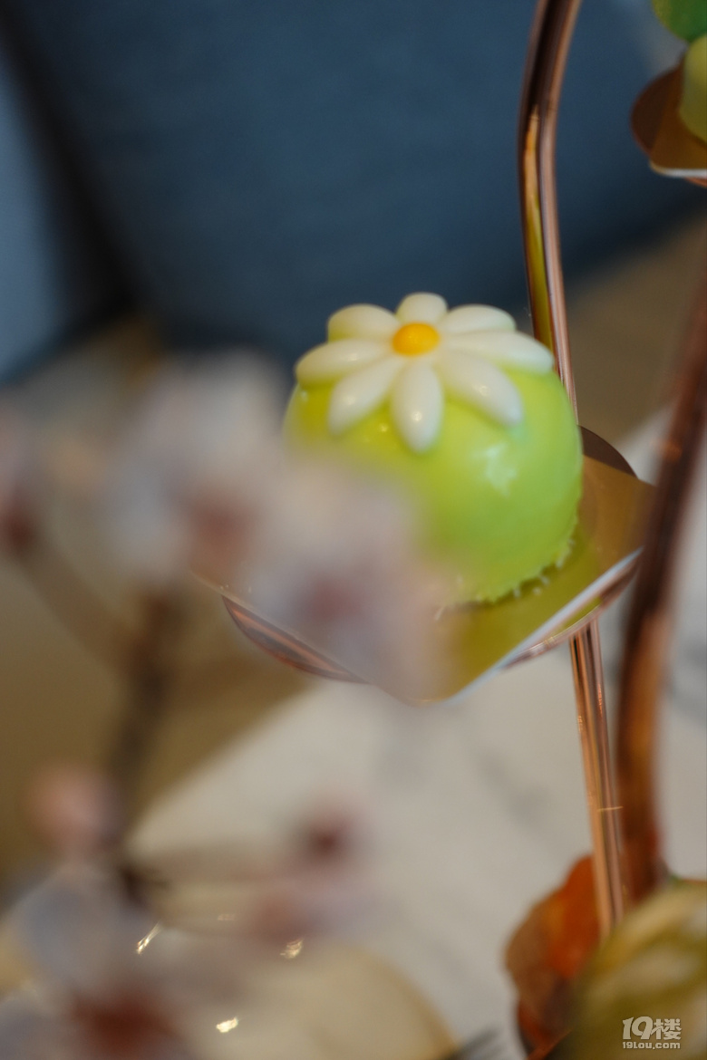 侴