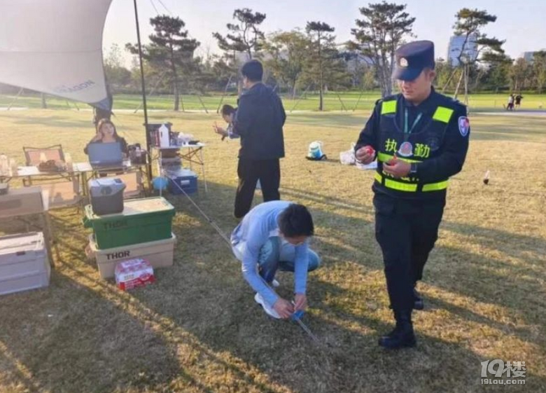 6歲男孩瞬間被長釘插入腰部，多處“頂流”地標明確：禁止！