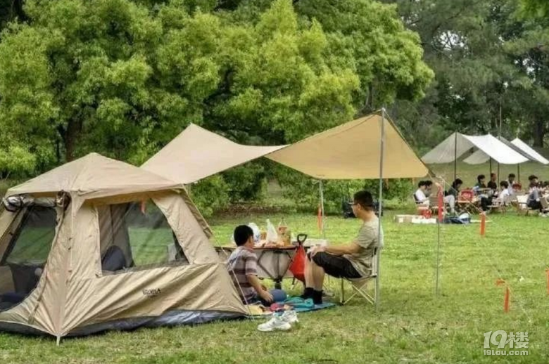 6歲男孩瞬間被長釘插入腰部，多處“頂流”地標明確：禁止！