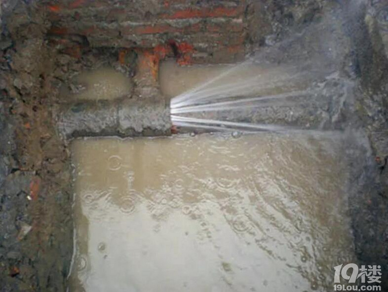 �����ϳ���ˮ��ά�ޣ��ϳ����ܵ�©ˮ������ά�ޡ���װ��©ˮ���