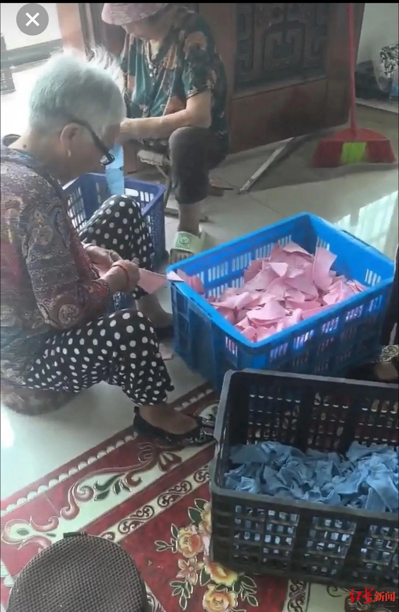 潮玩LABUBU一货难求！周边也被带火，有宝妈靠制作娃衣月入_图1