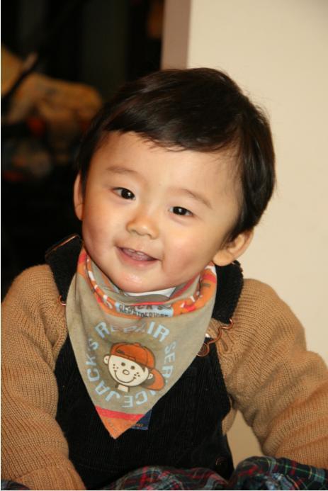 秀一下我13个月的儿子!~是单眼皮酒窝男啊哈哈