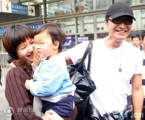 组图:马景涛带妻儿高调抵上海 四口均幸福满面