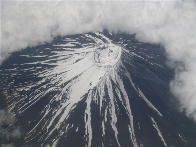 发两张俺同事在飞机上俯拍的日本富士山照片-