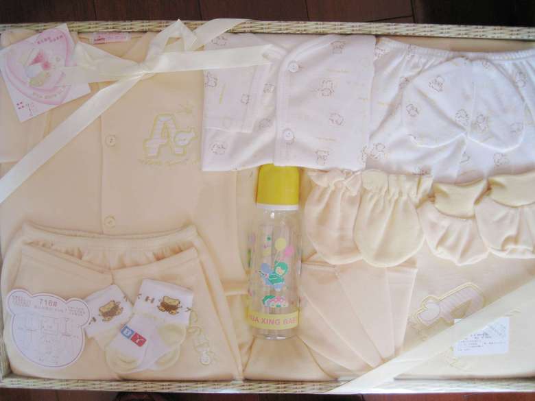 宝宝的服装礼盒、乳加力、贝亲的礼盒换换