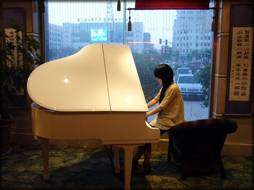 如何教我弹钢琴