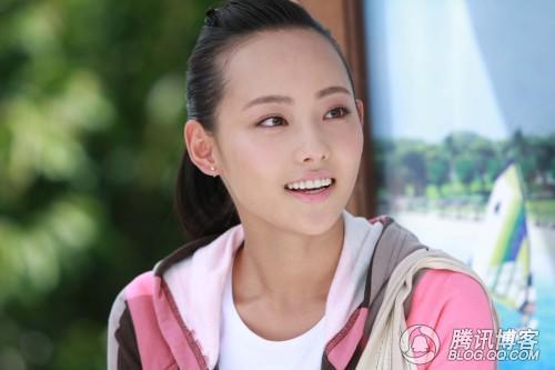 张嘉倪上人民大会堂,近期换拍古装戏-咖啡大教