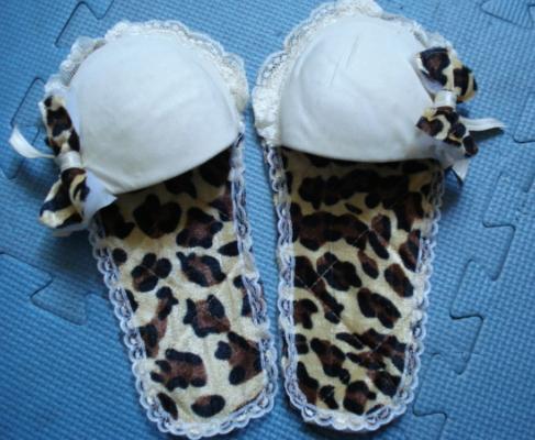 旧<em>文胸做</em>的拖鞋 + 耳环收藏盒+ 小孩背心-手工