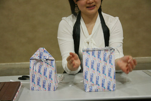 继续报道--银泰西湖店的礼品包装活动。-咖啡大