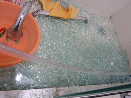 在杭州百安居航海路店购买的淋浴房玻璃突然爆