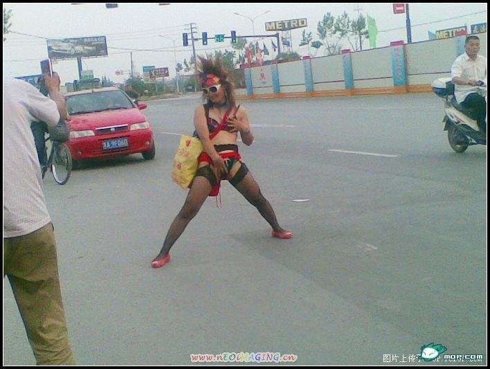 很像孙楠的<em>女疯子</em>在南京中华门地铁站外穿黑丝