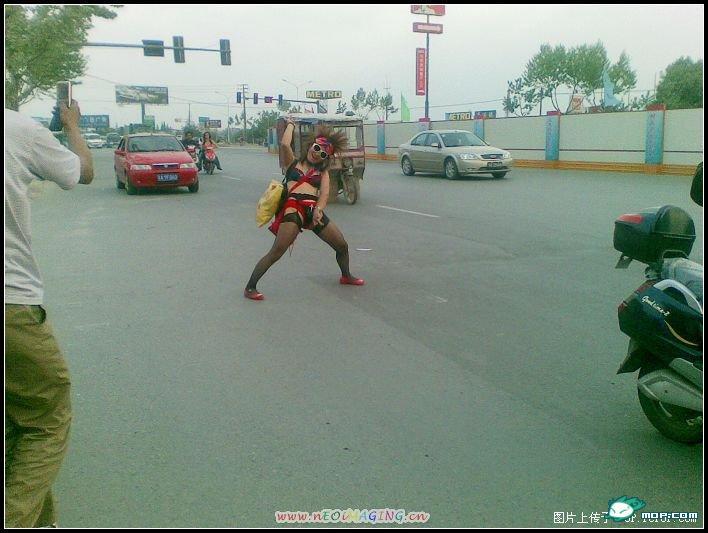 很像孙楠的<em>女疯子</em>在南京中华门地铁站外穿黑丝