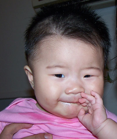 我家<em>宝宝头发竖起</em>是缺钙吗?有额头长个旋涡的