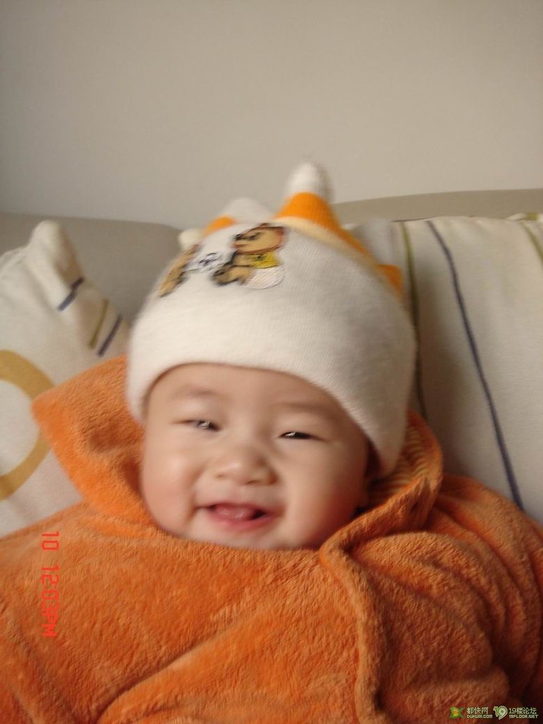 赏个脸,来看看我们家宝贝吧,呵呵,都说象个男孩