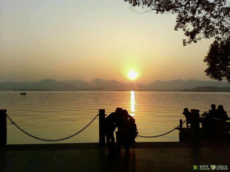 西湖的黄昏(这几天拍的)好漂亮.(附真人.嘿嘿)-