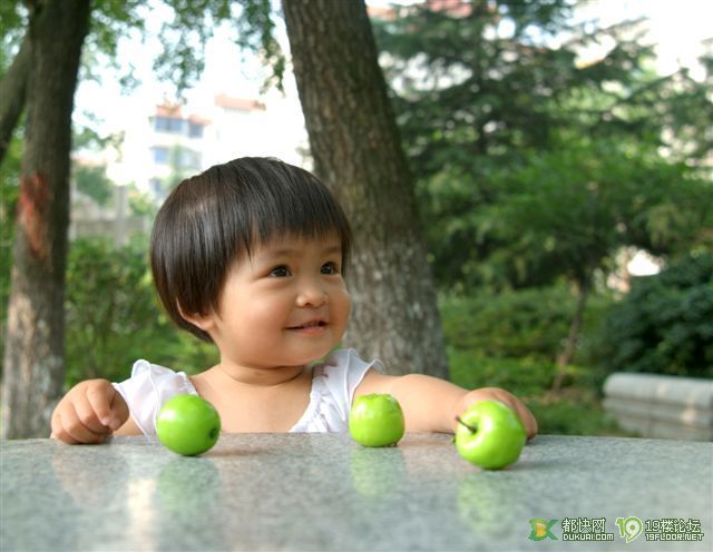 今天都快新闻一则--产妇自己顺产生下双胞胎女