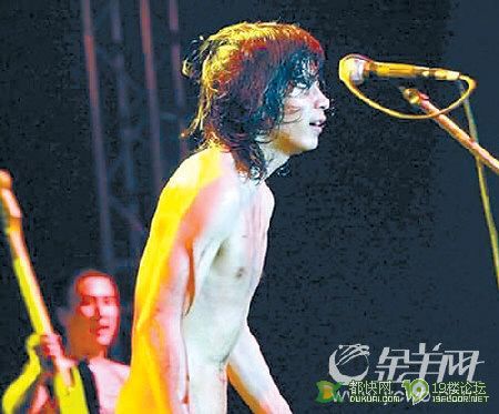 变态日本男<em>乐队</em>银杏Boyz在台北<em>演唱会</em>上当众