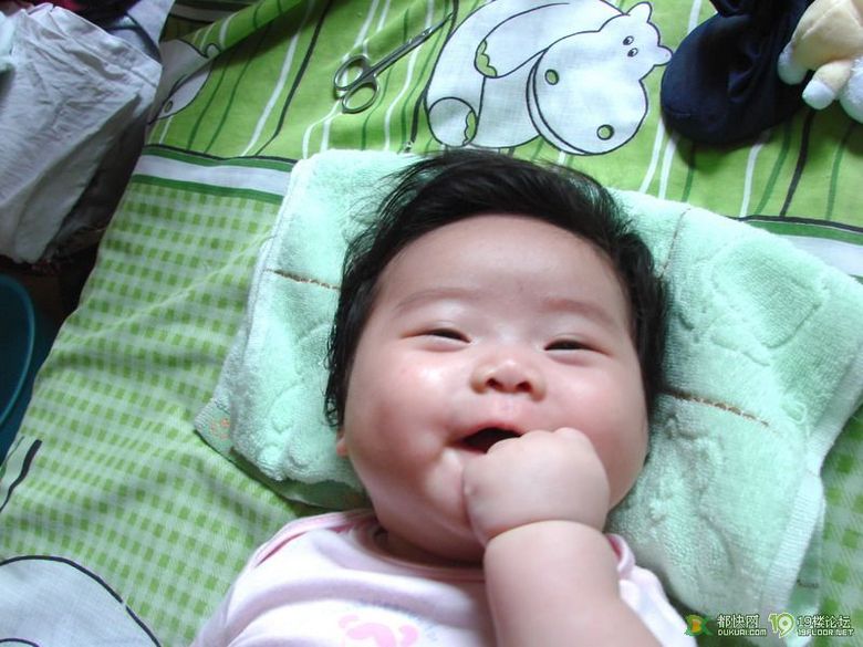 最近发现宝宝吃手很搞笑的
