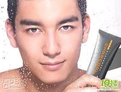 让女人都疯狂着迷的两个男人丹尼斯吴 VS 丹尼