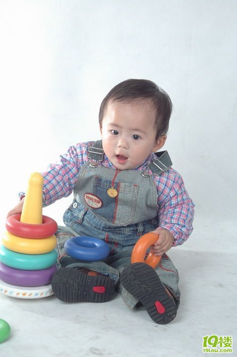 发给大家看看我可爱的儿子段振豪一周岁照片!