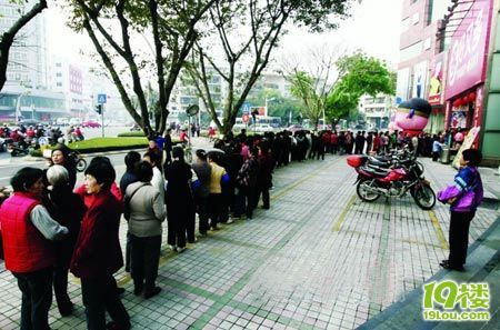 广州数百人排队抢购3毛钱1斤的青菜-草根消息