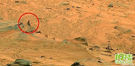 NASA新观测图片显示:一位裸体女性坐在火星岩