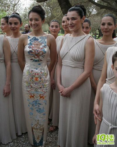 章子怡希腊穿着中国龙礼服出席奥运圣火采集仪
