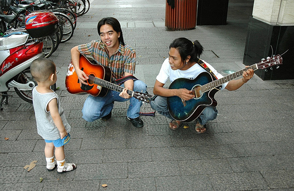 小歌迷遇见吉他手边听边看入了迷